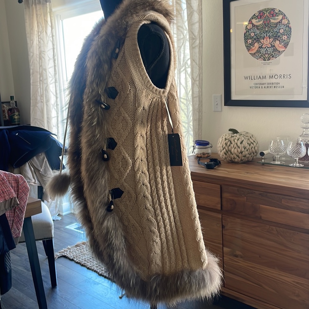 Vest 100% wool with genuine fox size medium with tags never worn
